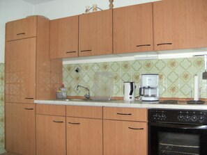 Réfrigérateur, four, plaque de cuisson, cafetière/bouilloire