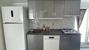 Family Duplex, 2 Bedrooms, City View | Dapur peribadi | Peti sejuk, dapur, cerek elektrik