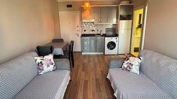 Studio | Desk, iron/ironing board, WiFi (free), bed sheets