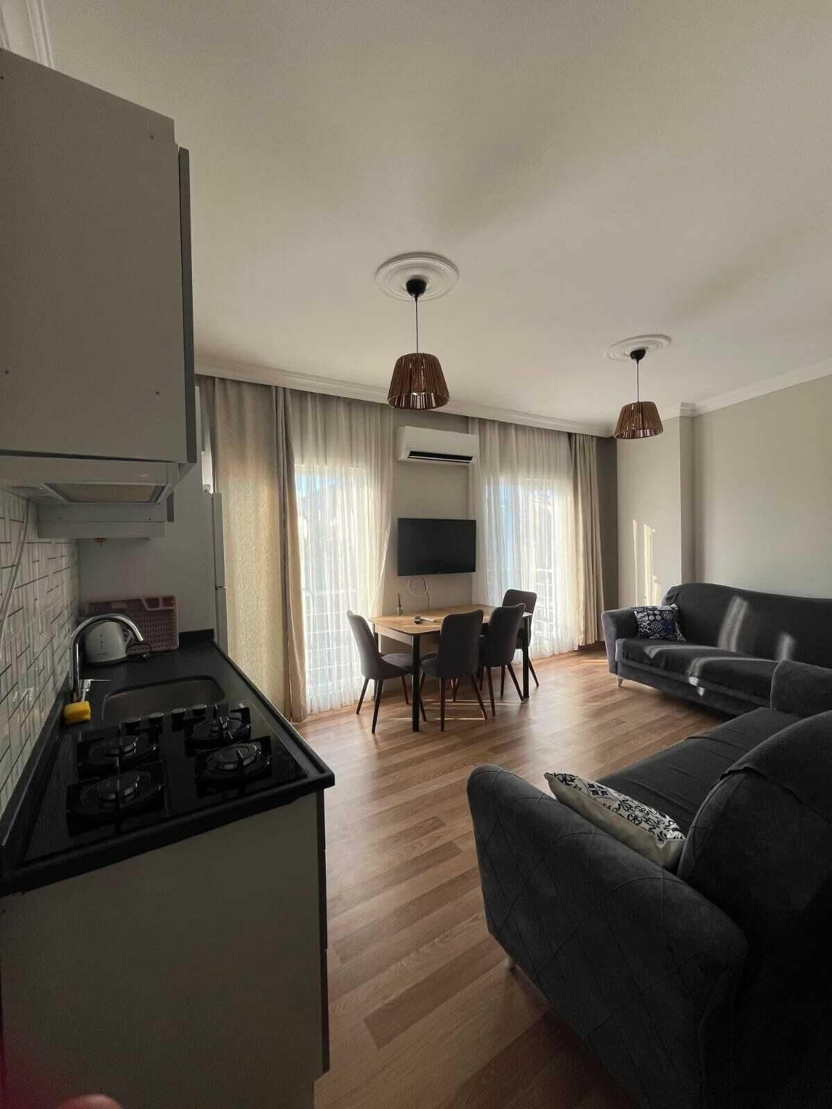 Estudio, 2 habitaciones, vista a la ciudad | Escritorio, tabla de planchar con plancha, wifi gratis y ropa de cama 