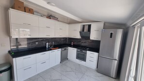 Comfort House, 2 Bedrooms, City View | Private kitchen | Fridge, stovetop, electric kettle, cookware/dishes/utensils - Trios Apart (Gökçeada)