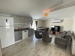 Family Duplex, 2 Bedrooms, City View | Private kitchen | Fridge, stovetop, electric kettle, cookware/dishes/utensils - Trios Apart (Gökçeada)
