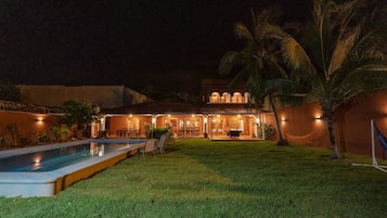 Alberca al aire libre y camastros