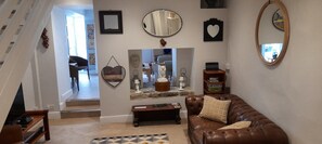 Älytelevisio, DVD-soitin, kirjoja, stereot