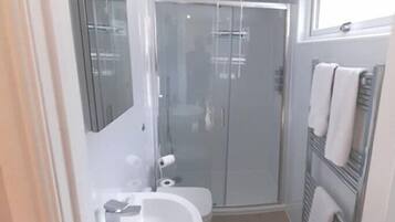 Ensemble douche/baignoire, sĂšche-cheveux, serviettes fournies, savon