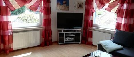 TV, livros, biblioteca musical