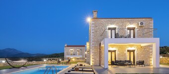 Dimokritos Villa V, Family Stay with Lawn & Play