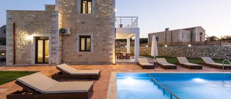 Piscine extérieure, chaises longues