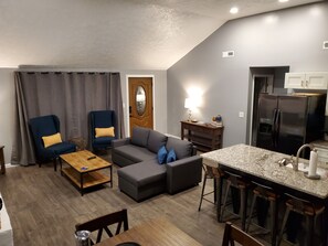 Smart TV, chimenea y libros