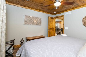 3 bedrooms, desk, free WiFi, bed sheets