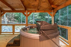 Indoor spa tub - Angel`s View - Hot Tub, WiFi, Fire Pit, Hiking, 4 mins to Natural Bridge (Campton)