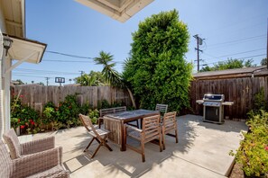 Outdoor dining - Beautiful 3 Bedroom 2 bath home with 3 Cal King size beds! (San Diego)