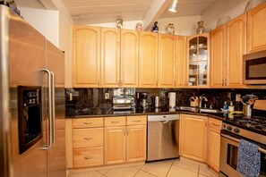 Fridge, microwave, oven, stovetop - Beautiful 3 Bedroom 2 bath home with 3 Cal King size beds! (San Diego)