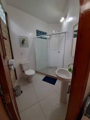 Shower, towels - Biergarten Hostel (Angra dos Reis)