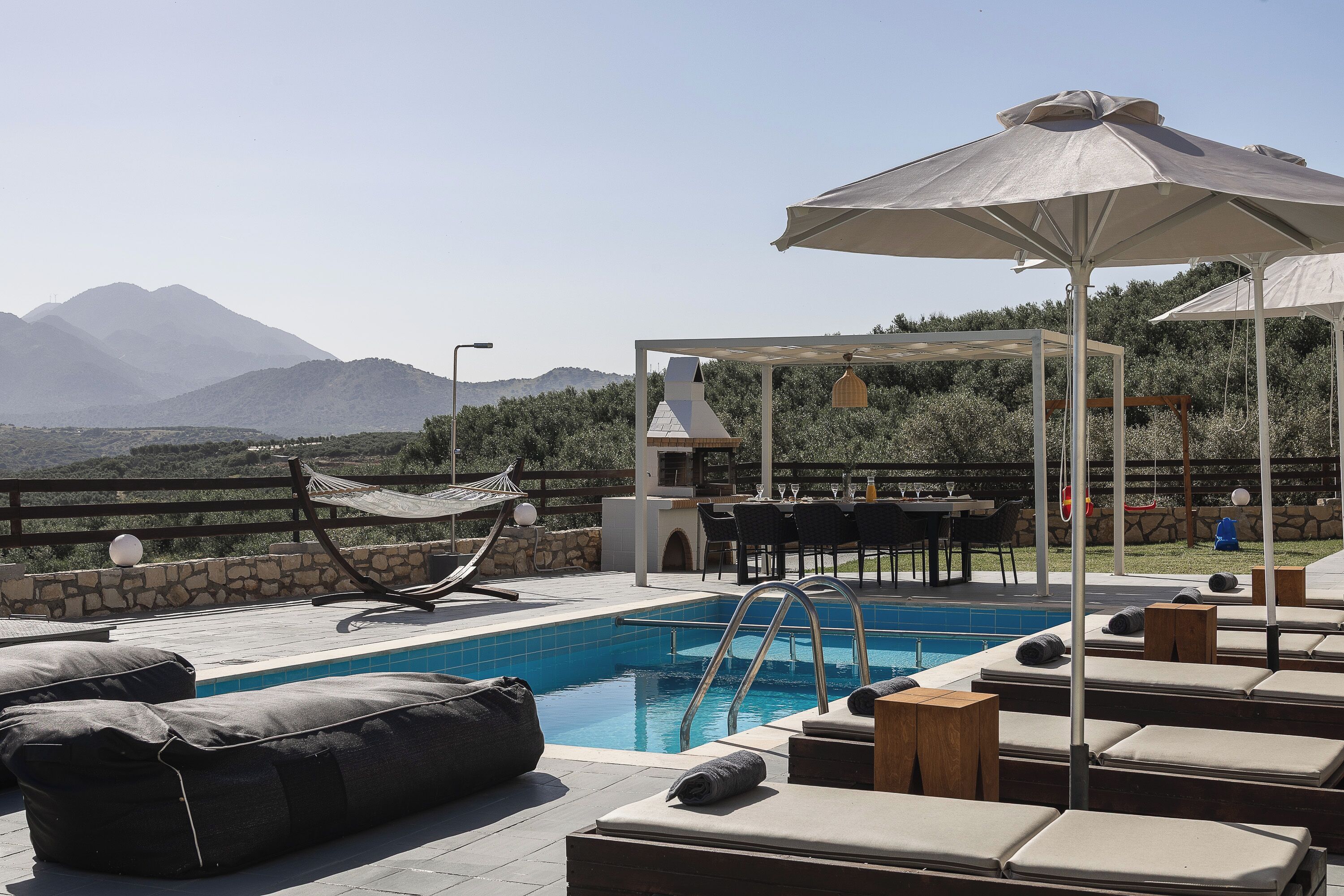 Piscine extérieure, chaises longues