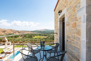 Outdoor dining - Dimokritos Villa VI, a homestay experience (Aggeliana, Rethymno)