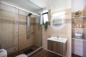 Shower, hair dryer, towels, soap - Dimokritos Villa VI, a homestay experience (Aggeliana, Rethymno)