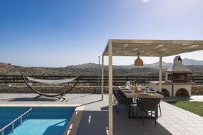 Outdoor dining - Dimokritos Villa VI, a homestay experience (Aggeliana, Rethymno)
