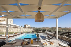 Outdoor dining - Dimokritos Villa VI, a homestay experience (Aggeliana, Rethymno)