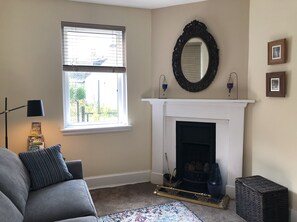 Smart TV, fireplace, DVD player, books - Seacot Cottage in the heart of the Highlands (Clachnaharry)