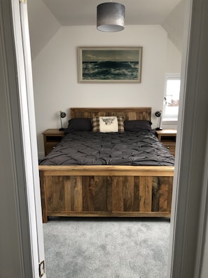 2 bedrooms, desk, iron/ironing board, travel cot - Seacot Cottage in the heart of the Highlands (Clachnaharry)