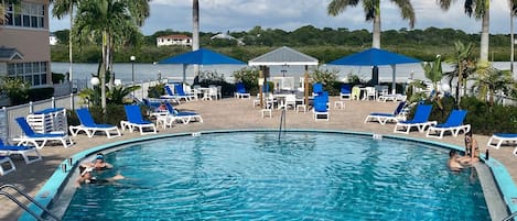Una piscina al aire libre, una piscina climatizada