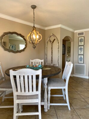 Dining - Waterfront Condo - Plush Furnishings  - White Sandy Beaches - Corner Unit (Indian Shores)