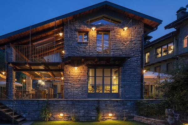 Facciata della struttura - sera/notte