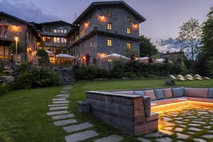 住宿正面 - 傍晚/夜晚