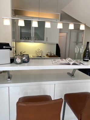 Geladeira, fogão, cooktop, lava-louças