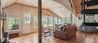 One-of-a-kind mountain cabin w hot-tub, near the Shenandoah NP