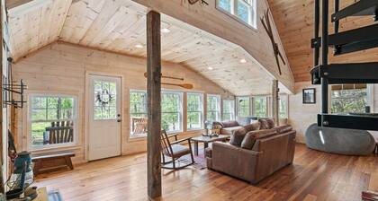 One-of-a-kind mountain cabin w hot-tub, near the Shenandoah NP