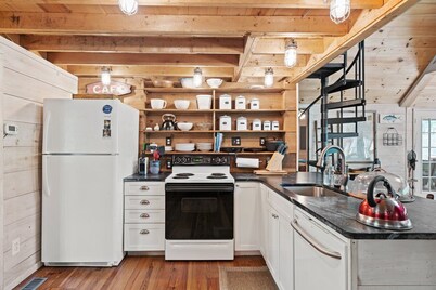 One-of-a-kind mountain cabin w hot-tub, near the Shenandoah NP