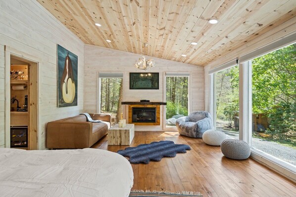 4 bedrooms, iron/ironing board, travel crib, free WiFi