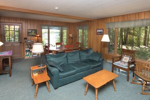 Smart-TV, peis, DVD-spiller og bøker