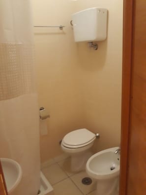 Triple Room | Bathroom | Towels - Hotel La Torretta (Foligno)