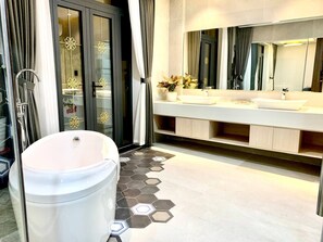 Big Room | Bathroom | Shower, free toiletries, hair dryer, bathrobes - Golden Inn Hotel (Hue)