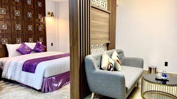 Minibar, decoración personalizada, muebles diferentes y escritorio