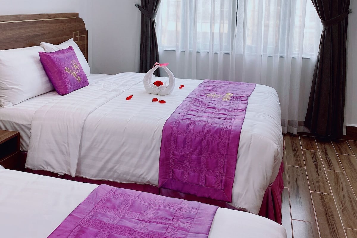 Kamar Twin | Minibar dan didekorasi berbeda-beda