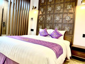 Big Room | Minibar, desk, free WiFi, bed sheets - Golden Inn Hotel (Hue)