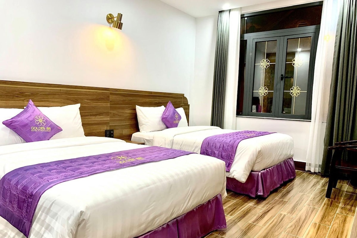 Minibar, desk, WiFi (free), bed sheets