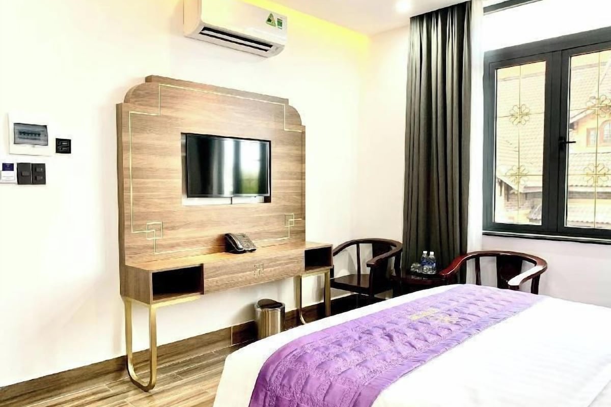 Minibar, desk, WiFi (free), bed sheets