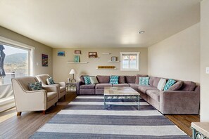 TV, books - Stunning home on the water with large deck, private dock, firepit (Manson)