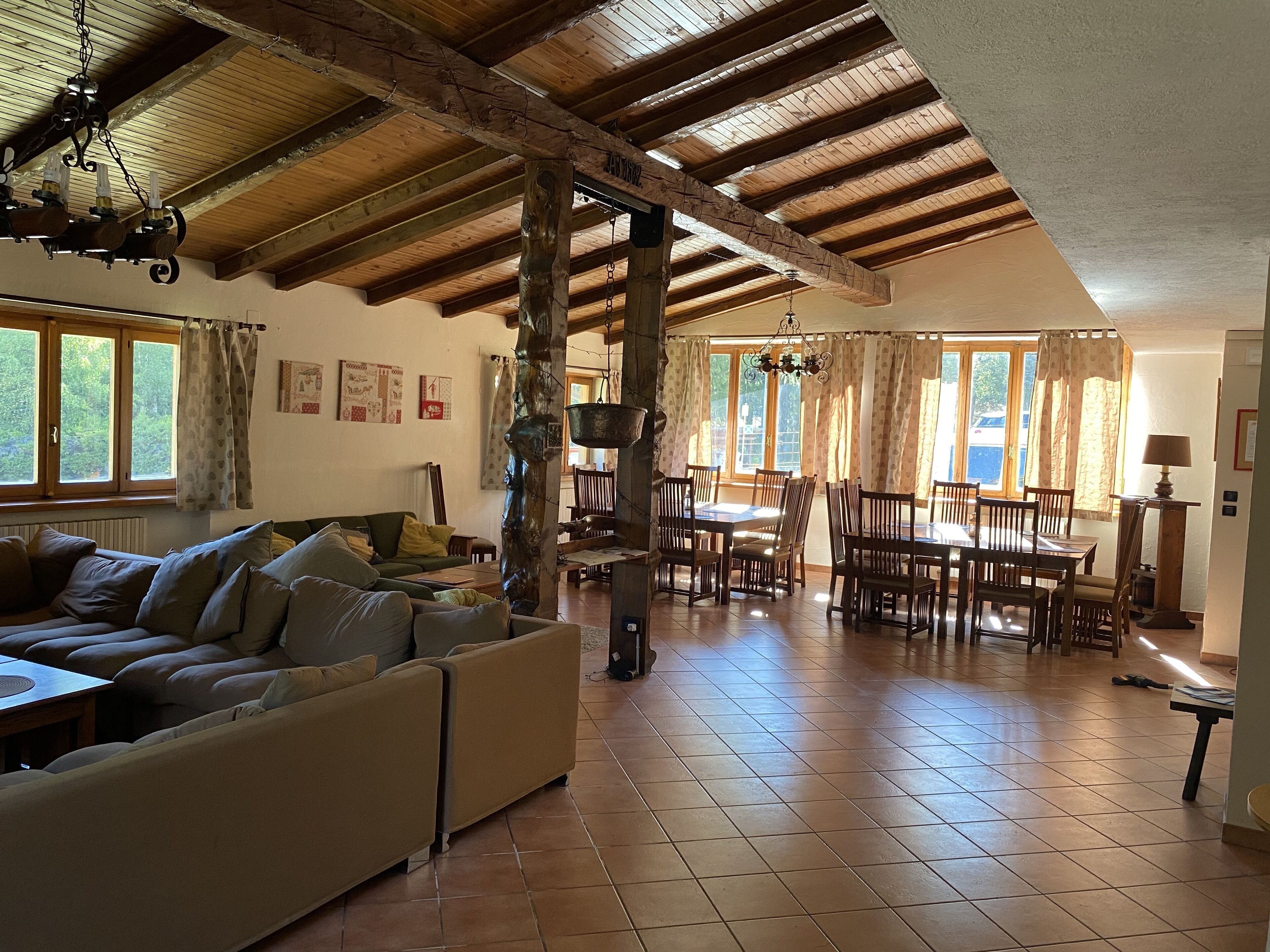 Televisión, chimenea y libros 