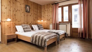 9 bedrooms, WiFi, bed sheets