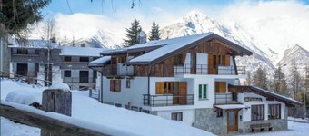 Private spacious  Chalet set at the foot of the mountain trails in Sauze D'Oulx
