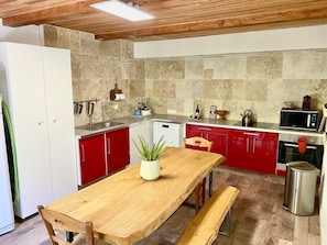Fridge, microwave, oven, stovetop - Maison les Pieds Dans L'eau (Villefort)