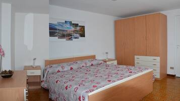 2 dormitorios, tabla de planchar con plancha, ropa de cama