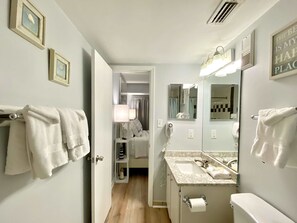 Combined shower/bathtub, towels