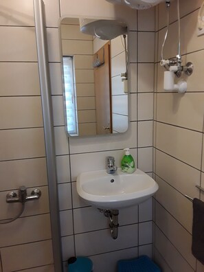 Dusche, Haartrockner, Handtücher, Toilettenpapier